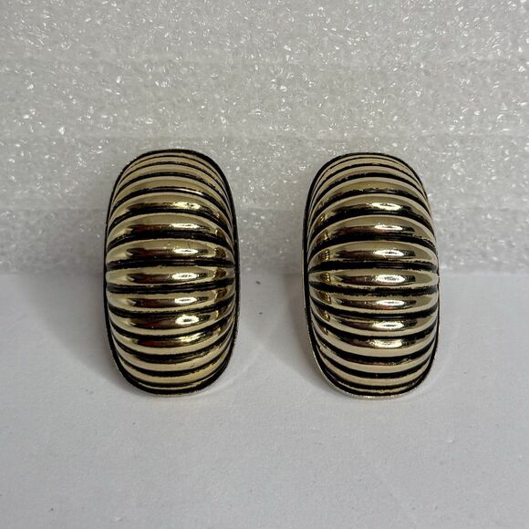 Vintage Gold Tone Ribbed Dome Clip On Earrings - Picture 2 of 4